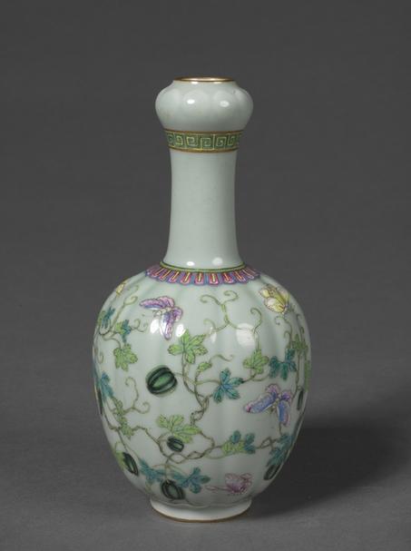 乾隆款冬青地粉彩瓜蝶图蒜头瓶