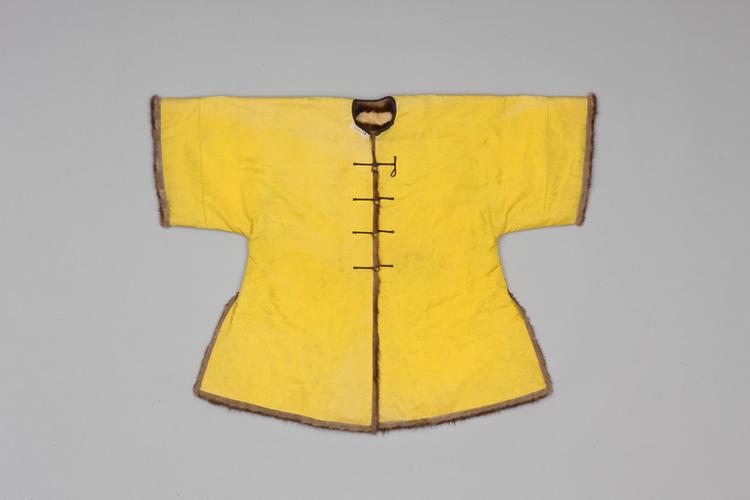 明黄色江山万代纹暗花江绸貂皮端罩