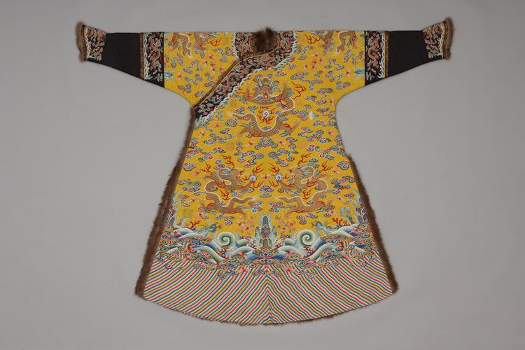 明黄色缂丝彩云蝠金龙纹黑狐皮女龙袍