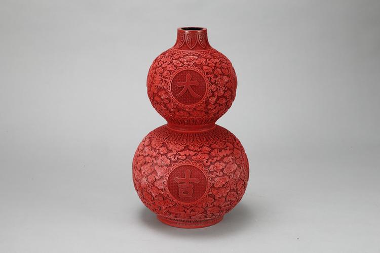 剔红蕉叶云蝠八宝纹大吉葫芦式瓶