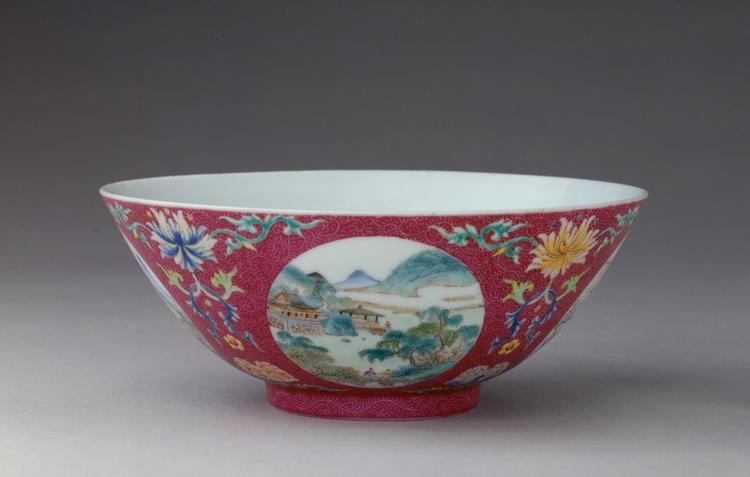 乾隆款紫地粉彩轧道开光山水图碗