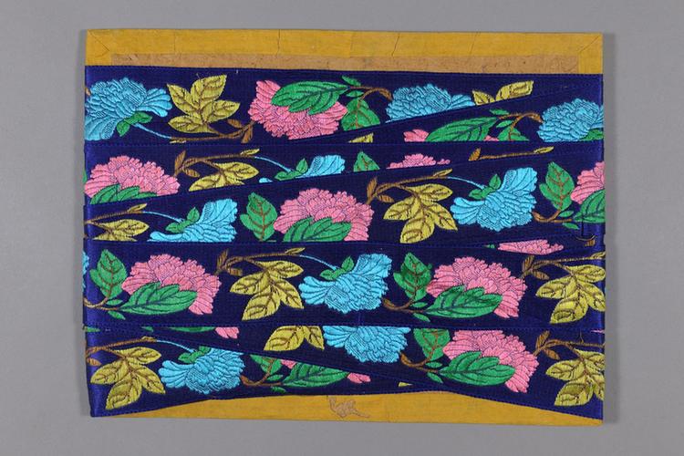 宝蓝色缎地勾莲牡丹纹绦