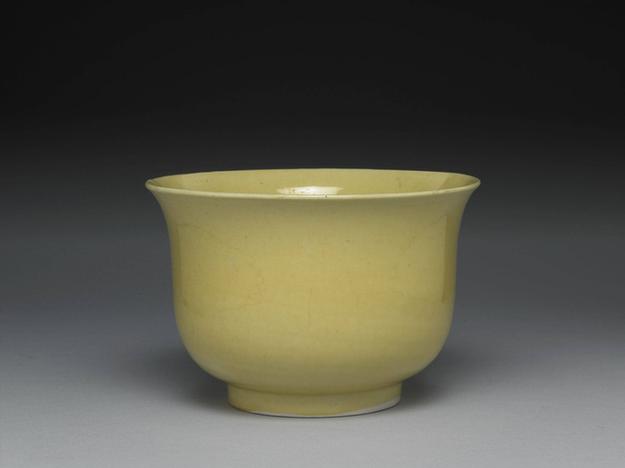 黄釉仰钟式碗