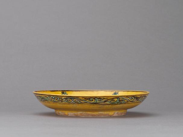 万历款黄地紫绿彩龙纹盘