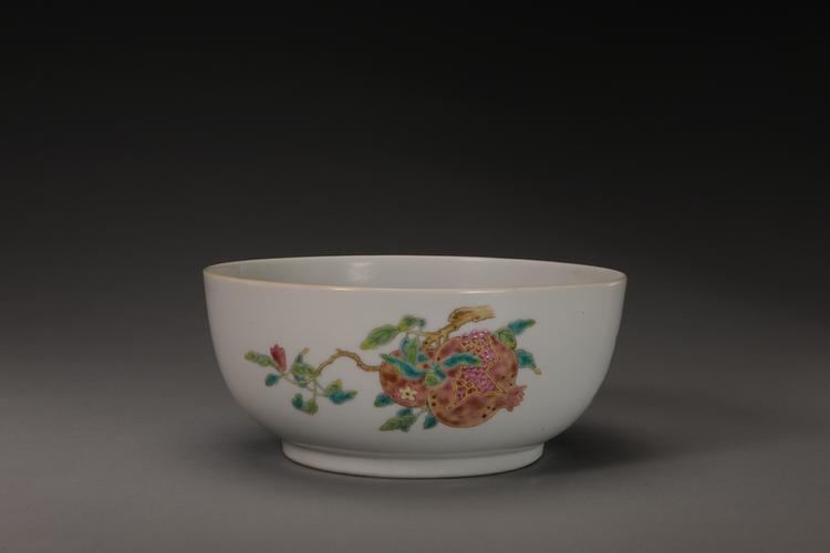 道光款粉彩折枝三果纹墩式碗