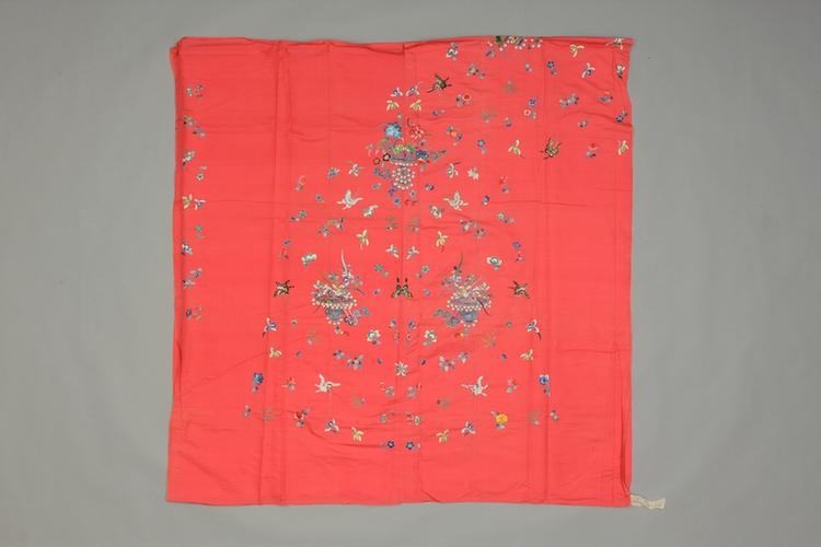 桃红色绸绣花篮花卉纹袍料