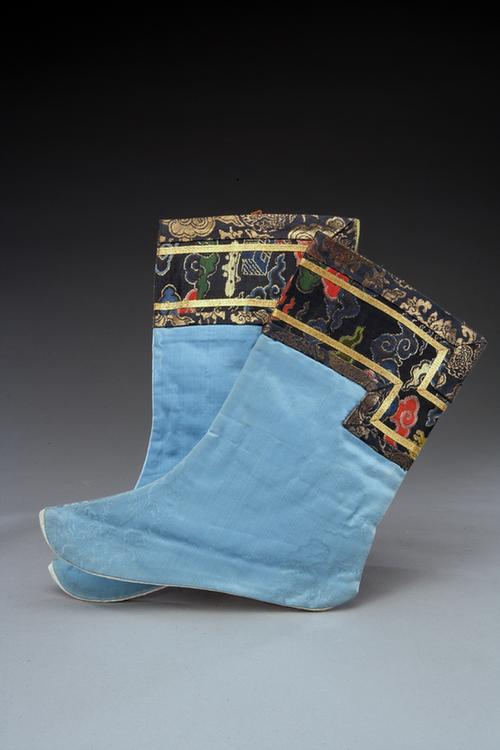 月白色缎织金云龙纹边短夹袜