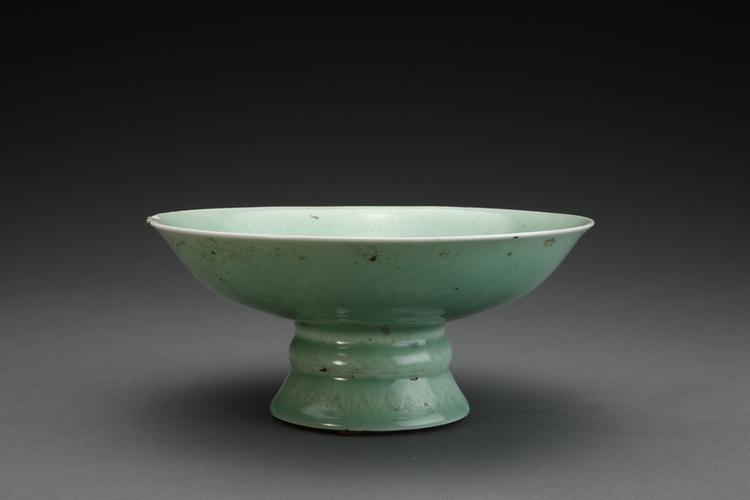 雍正款冬青釉高足碗