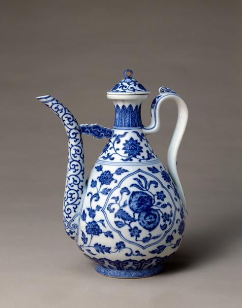 乾隆款青花开光花果纹带盖执壶