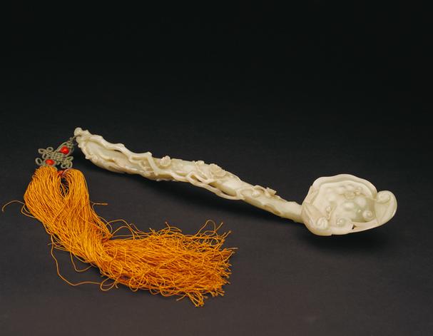 青玉浮雕喜雀登梅图灵芝式如意