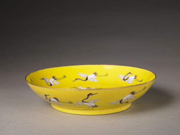 慎德堂款黄地粉彩飞鹤纹盘