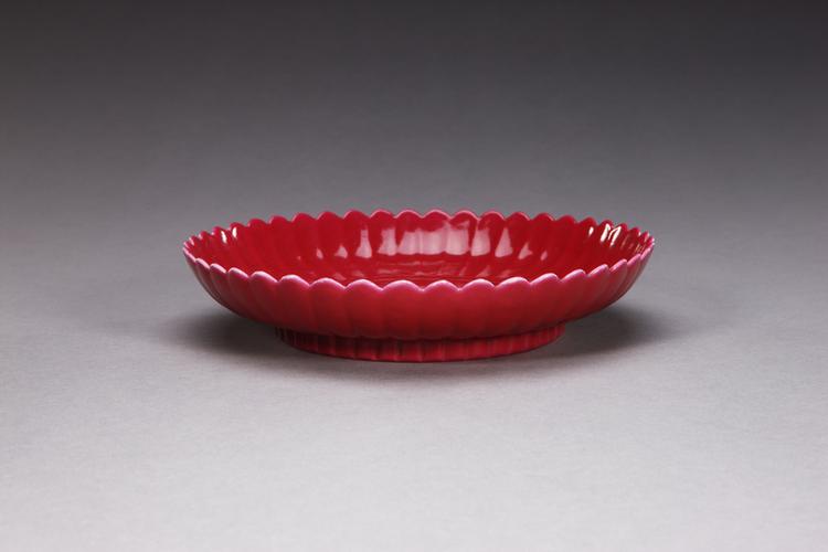 雍正款胭脂紫釉菊瓣盘