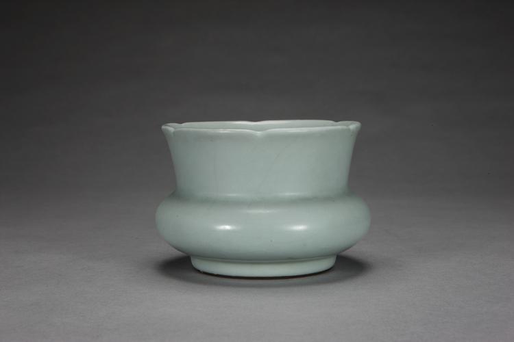 雍正款仿汝釉花口渣斗