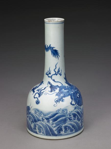 成化款青花海水云龙纹马蹄式长颈瓶