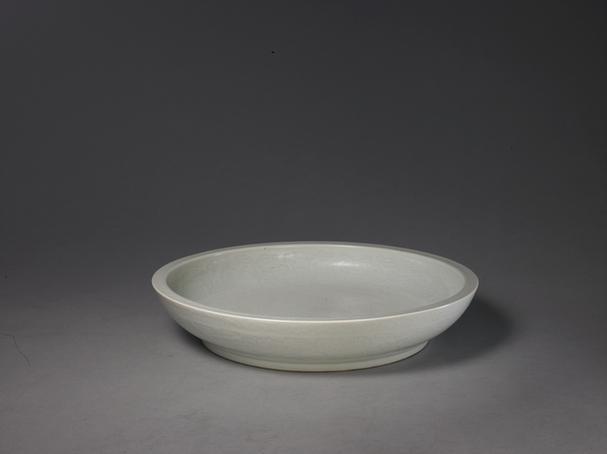 白釉暗划把莲纹盘