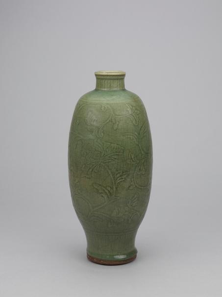 龙泉窑青釉刻花瓶