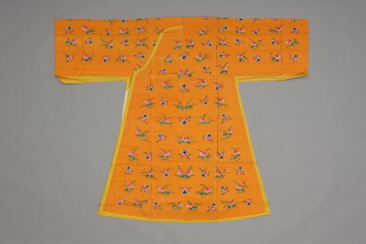 杏黄色缂丝福寿莲花纹氅衣料