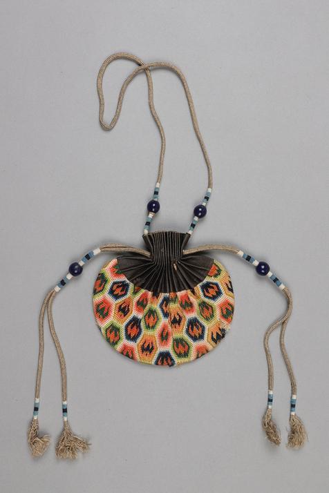 香色缎口铺绒蝙蝠六角纹椭圆荷包