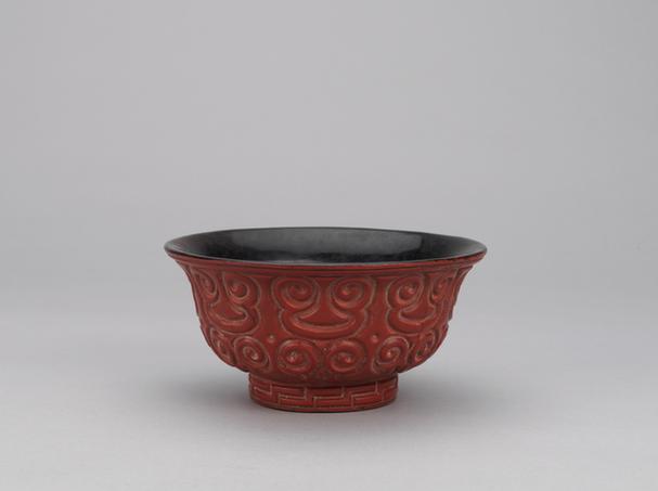 剔犀勾云纹撇口碗