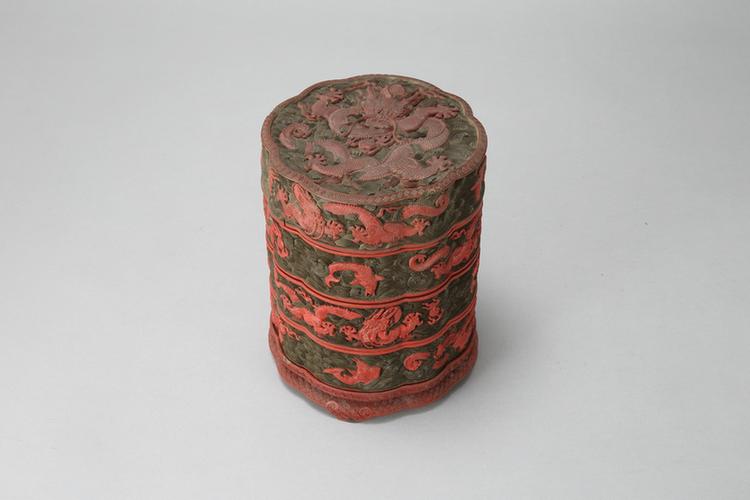 乾隆款剔红云龙纹葵瓣式三层套盒