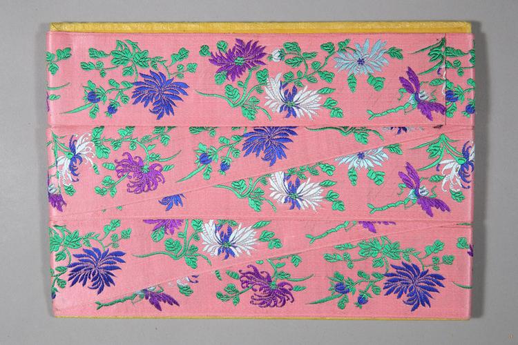 粉红色缎地浅彩菊花蜻蜓纹绦