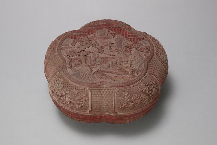 剔红山水人物图开光花卉纹梅花式盒