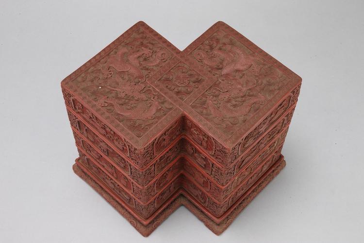 剔红云龙纹开光博古纹方胜式三层套盒
