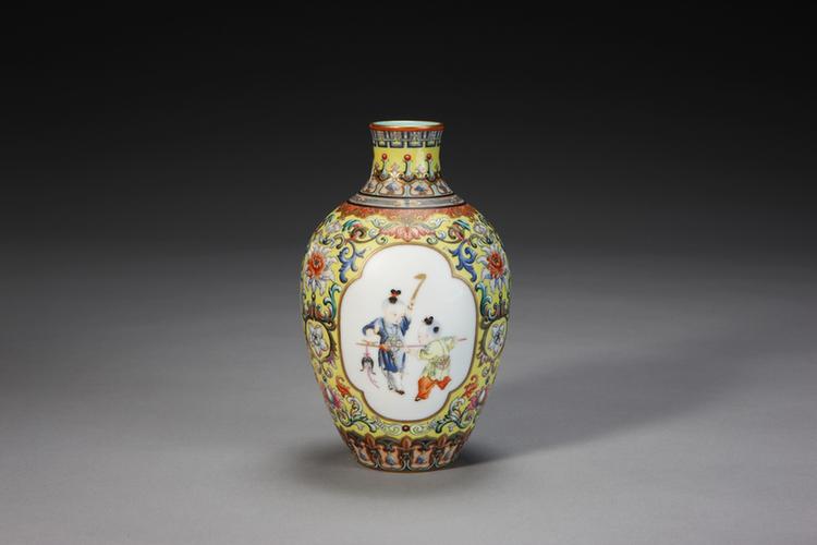 黄地珐琅彩开光婴戏纹瓶