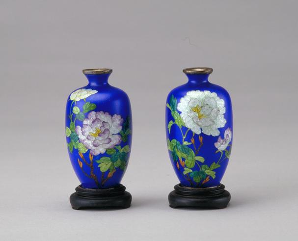 蓝地牡丹纹七宝烧矮颈瓶