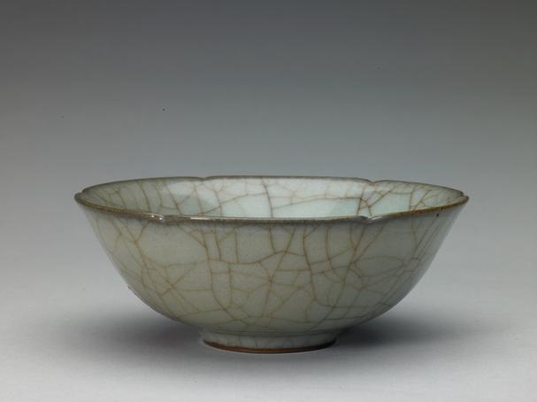 官窑青釉葵口碗