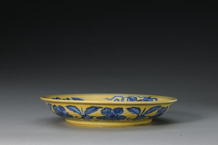 弘治款黄地青花折枝花纹盘