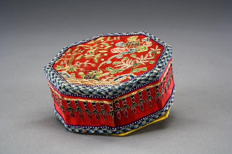 红色缎辫绣蟾宫折桂纹活计-粉盒