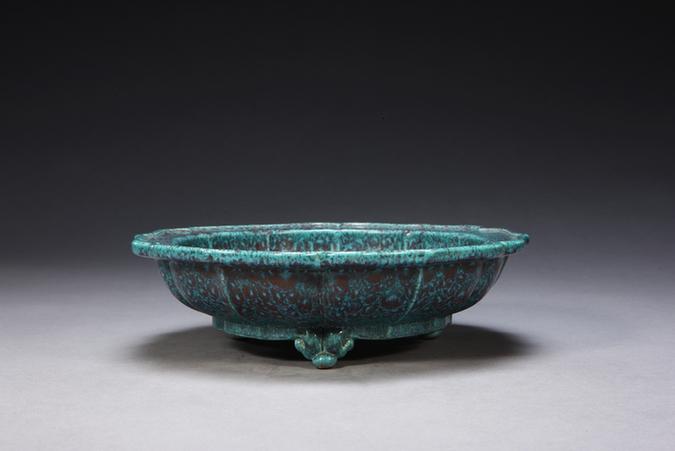 雍正款炉钧釉菱花式三足花盆托