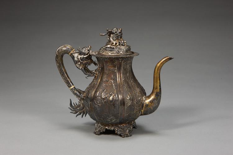 银梅竹人物图龙柄带盖执壶