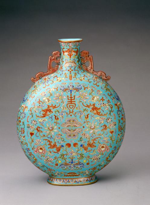 嘉庆款绿地粉彩缠枝莲蝠蝶纹扁瓶