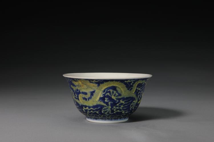 乾隆款蓝地黄彩云龙纹碗