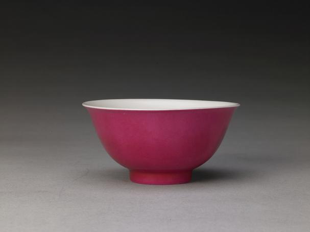 雍正款里白釉外胭脂水釉暗划龙纹碗