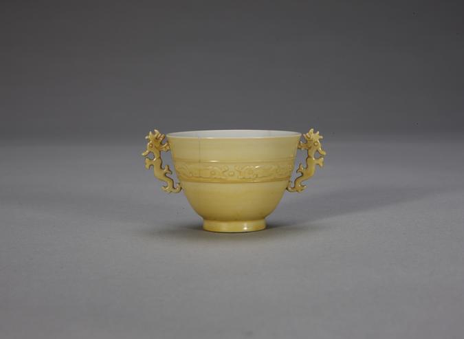 康熙款黄釉暗夔龙纹双螭耳杯