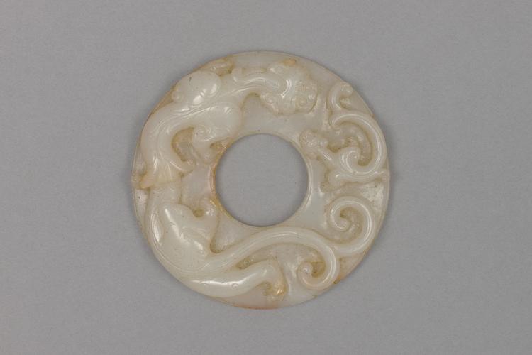 白玉浮雕蟠螭谷纹璧