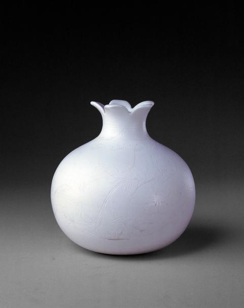 雍正款白釉暗花纹石榴尊