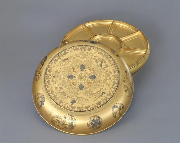 金漆描银暗八仙团花纹攒盒