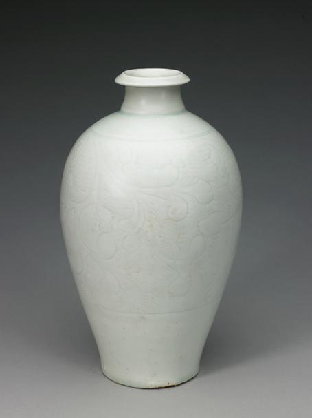 景德镇窑青白釉刻花梅瓶