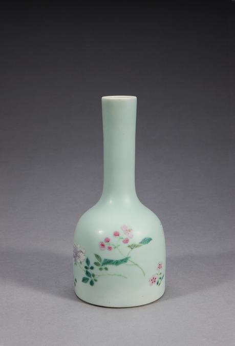 冬青釉粉彩折枝花蝶纹尊