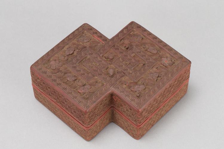 剔红落花流水纹方胜式盒