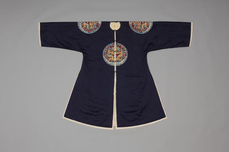 石青色缎绣四团彩云金龙纹银鼠皮衮服