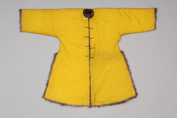 明黄色团龙纹暗花江绸貂皮端罩