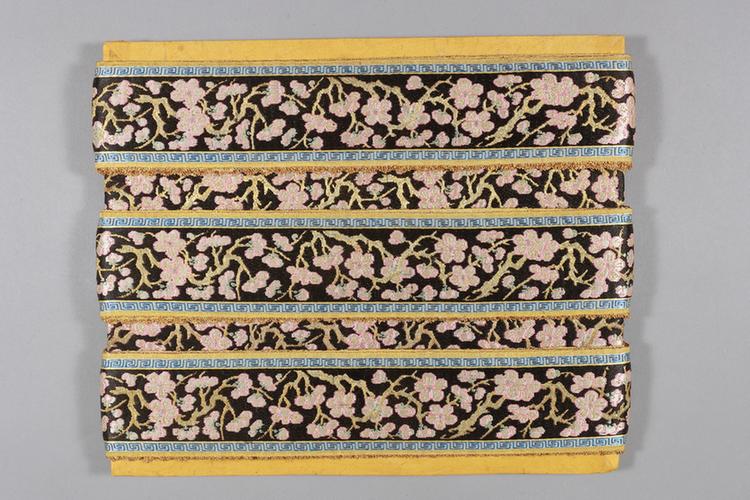 石青色缎地织金浅彩梅花纹绦