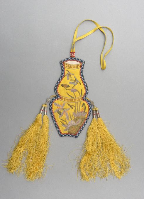 黄色缎打籽绣双果花篮香袋