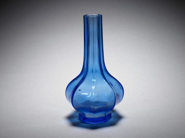 雍正款蓝色玻璃八棱瓶