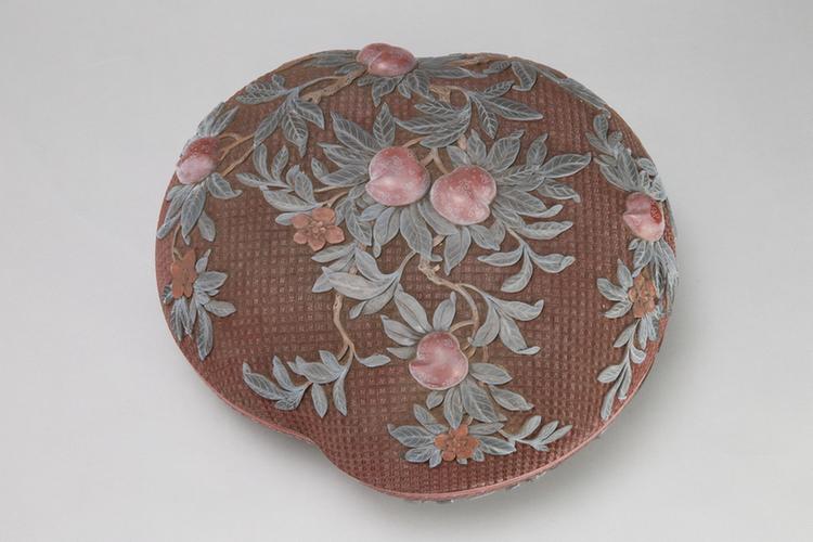 剔红桃实纹桃式盒